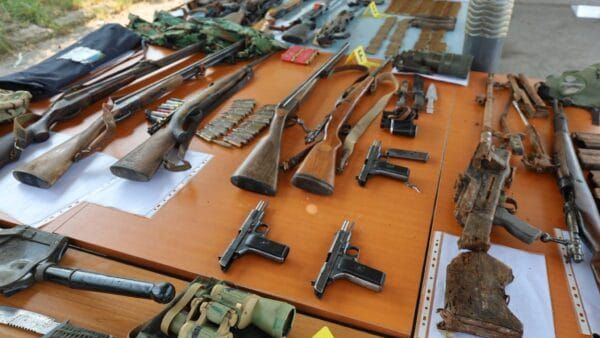 Kurti lavdëron Policinë dhe AKI për konfiskimin e 72 armëve në veri