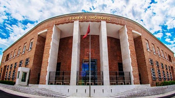Paraja cash në Shqipëri kalon 5 miliardë euro, rritje 14%