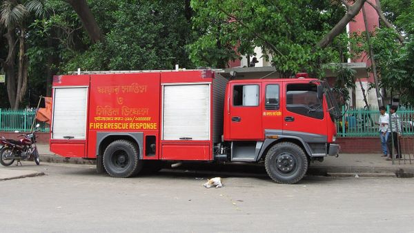 Banorët dhe zjarrfikësit shuajnë vatrën në Surroj — shpëtojnë pyjet e Trullit