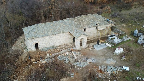 Kisha e Shën Mërisë në Barmash, nën restaurim, me varrezat e fshatit pranë. SualdoDino