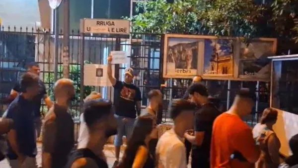 Protestë para ambasadave në Tiranë me thirrje për UÇK