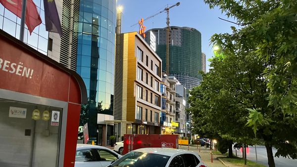 Shtënat me armë zjarri në Prishtinë lënë i plagosur një person, sulmuesi ikën me Merced…