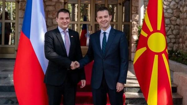 Ilustrim: Almakos / Seanci i shtypit