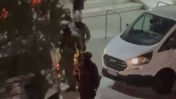 Forca të shumta policore rrethojnë zonën e Lungomarës në Vlorë, kontrollohen banesa