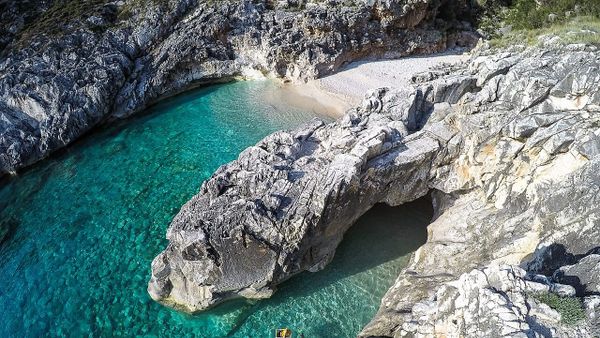Ndërtuesi i ndërtimit në Karaburun vihet në pranga, ortaku shpallet në kërkim
