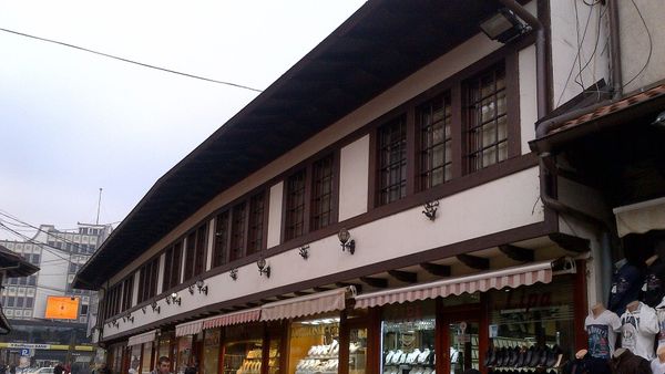 Sekuestrohen dhjetëra mjete të mprehta dhe boksa metalikë në Pejë