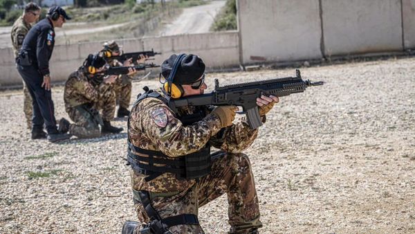 Ushtarët italianë të KFOR-it zhvillojnë trajnim qitjeje