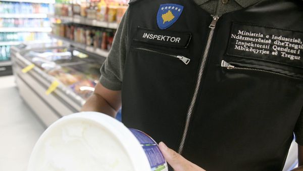 Gjoba për bizneset që mbajnë në treg produktet e ndaluara të qumështit