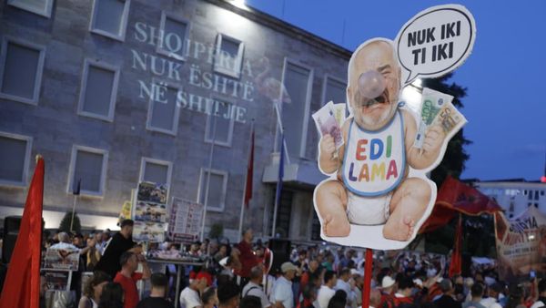 Agjencia e Medias hap thirrje për staf të ri mes protestave