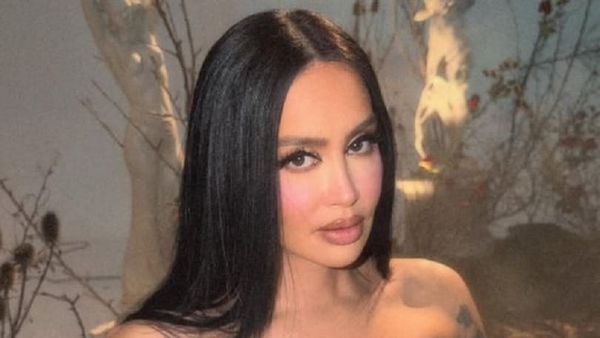 Dafina Zeqiri shfaq barkun e shtatzënisë në pushime
