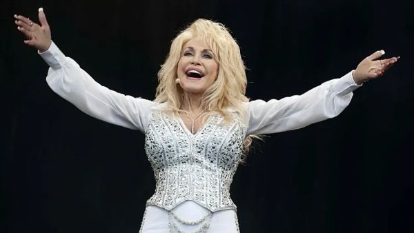 Dolly Parton varroset në fshehtësi pranë bashkëshortit të saj