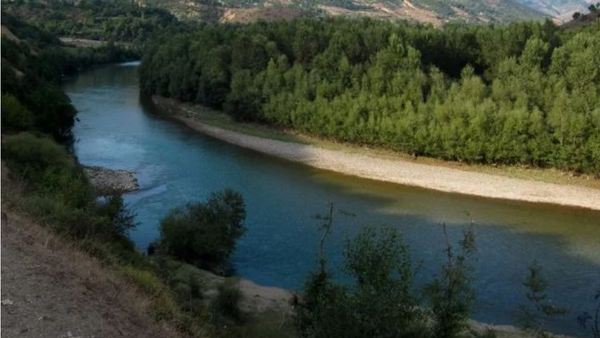 Rrjedha e lumit Drin merr 5 të afërm në Bulqizë, zhduket 7-vjeçarja