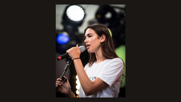 Dua Lipa dhe Callum Turner debutojnë si çift i martuar