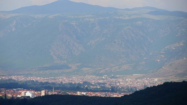 Dy gra sulmojnë punëtoren dhe dëmtojnë një lokal në Gostivar