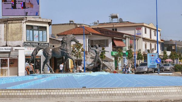 Dy persona grabitin argjendarinë në Kamëz