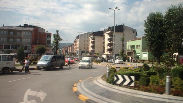 Dy të rinj sulmohen në Gostivar nga tre persona të panjohur