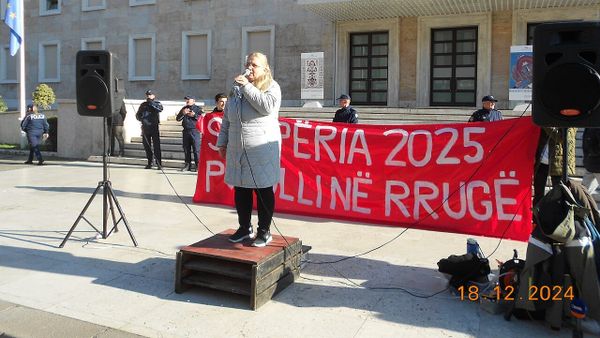 Emigranti nga Firence kalon pushimet në protestë — ka 32 vjet në Itali