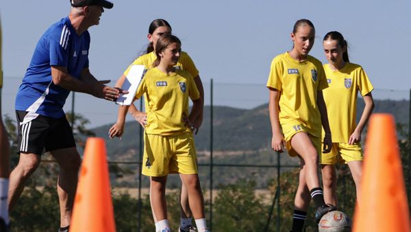 Akademia e FIFA-s nis punën me 19 vajza të talentuara në Kosovë