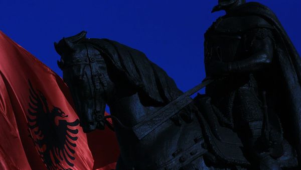 Gjergj Luca përjetëson Viktor Zhustin me statujë dylli