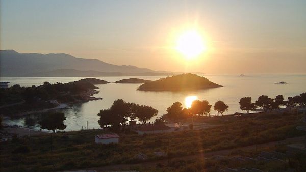 Gjobitet drejtuesi i gomones që shkel perimetrin e sigurisë në Ksamil