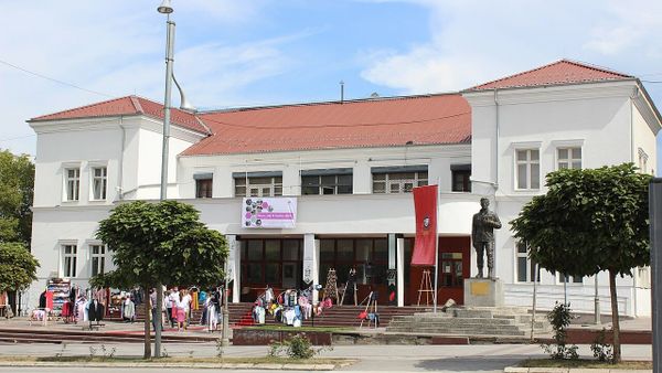 Haxhiu ndjek shfaqjen 'Qark i (pa)mbyllur burgjesh' në Gjilan