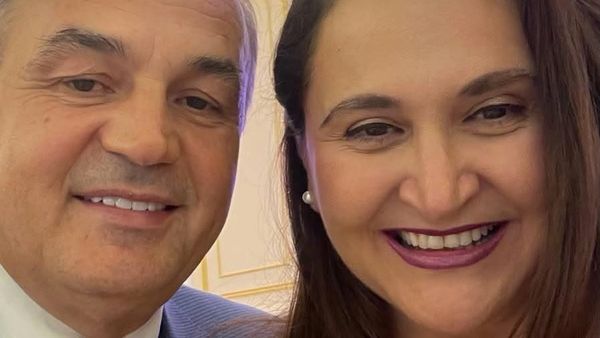 Enver Hoxhaj uron bashkëshorten për ditëlindje