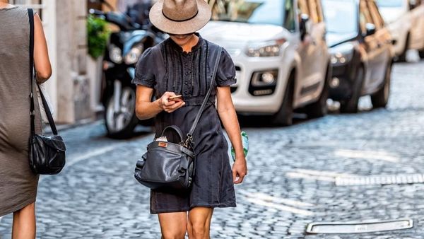 Italia parashikon gjoba për këmbësorët që përdorin telefonin gjatë kalimit të rrugës
