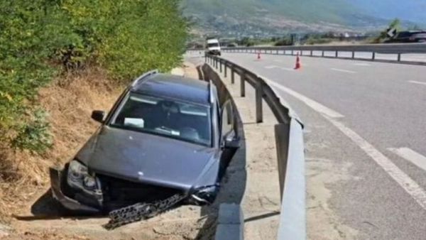 Aksident në Rrugën e Kombit, automjeti bie në kanal dhe plagoset shoferi