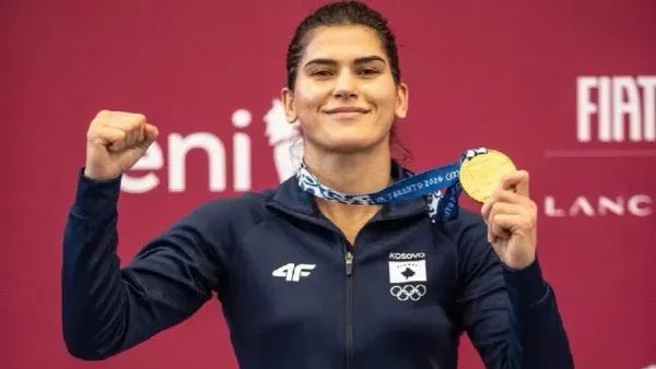 Donjeta Sadiku feston medaljen e artë në boks