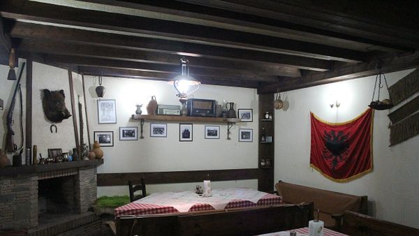 Kamarieri Albi rrëfen fitimet e sezonit — 5 milionë lekë të vjetra në muaj