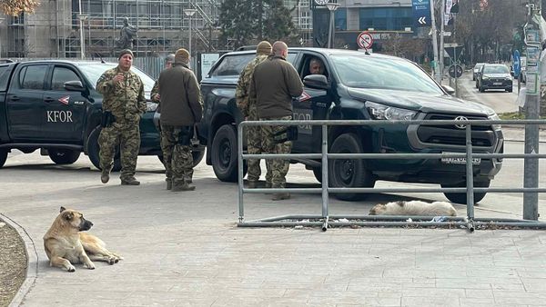 Shefi i Shtabit të KFOR-it viziton trupat ushtarake në Mitrovicë