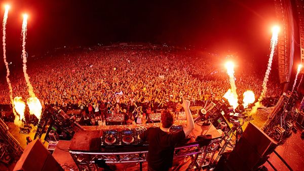 Martin Garrix mahnit publikun në Sunny Hill
