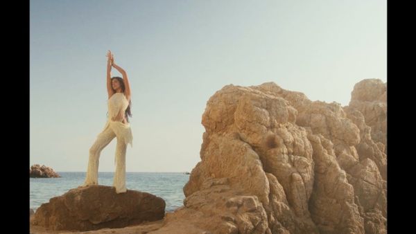 Donna Dafi publikon këngën e re “GODDESS” me mesazh për fuqinë e gruas