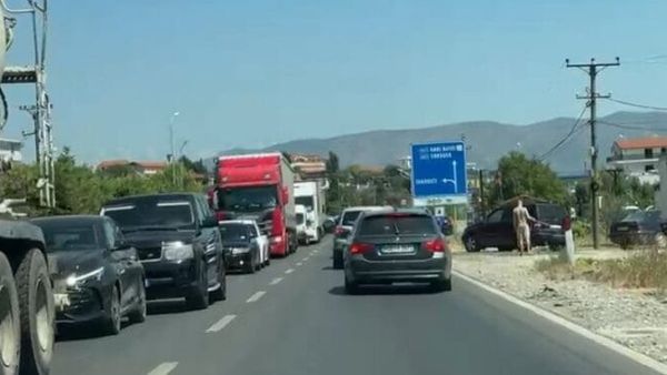 Fluks i lartë automjetesh dhe trafik në aksin rrugor Lezhë-Milot