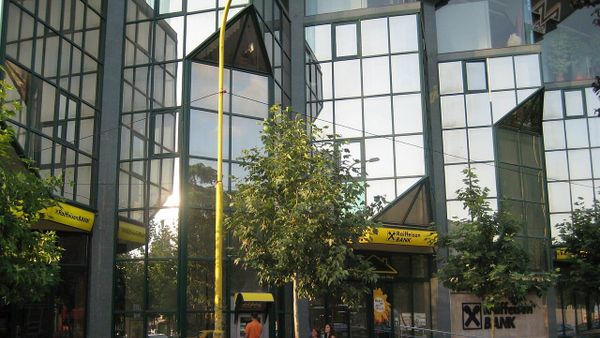 Një defekt në sistemin e transfertave i zhvat 200 mijë euro Raiffeisen-it