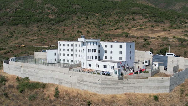 Ndalohen tre shtetas rumunë në burgun e grave në Pojskë