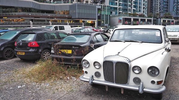 Plumb qorr dëmton 'BMW'-në me targa gjermane në Gajre
