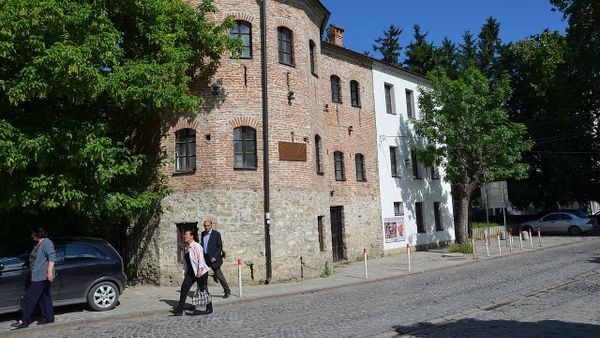 Policia largon personin nga ndërtesa në Gjakovë — banorët dyshojnë se po paguhet