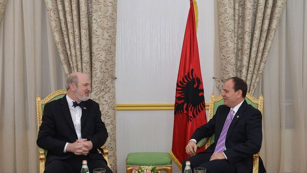Presidenti nderon mësuesin Qerim Dokën për 44 vite shërbim