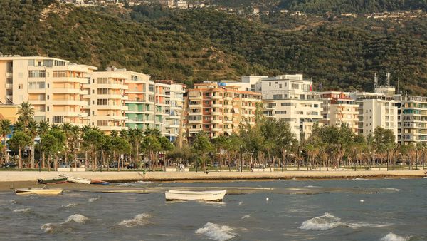 Punonjëse e re grabit 5 mijë euro nga Exchange në Vlorë