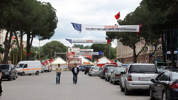 Qytetarët në Tiranë protestojnë në ditën e 62-të kundër shkrirjes së 15 bashkive