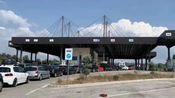 Merdara me një orë pritje për dalje ndërsa fluksi vazhdon