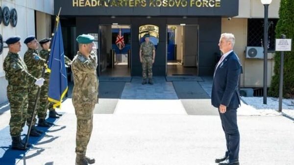 Takimi i komandantit të KFOR-it me ambasadorin britanik Jonathan Hargreaves