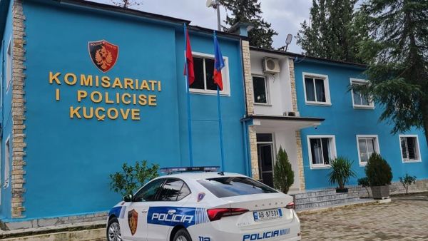32-vjeçari qëlloi me armë ndaj makinës së parkuar në Kuçovë, shpallet në kërkim