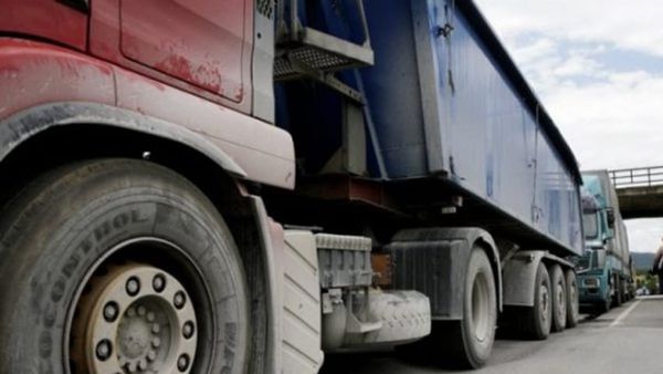 Temperaturat mbi 32 gradë sjellin sërish kufizime për kamionët