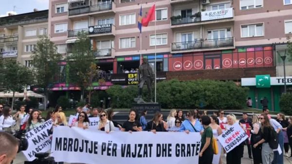 Feministët kërkojnë në Prishtinë që femicidi të shpallet urgjencë kombëtare