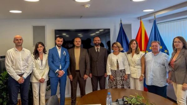 Ministri Shasivari dorëzon certifikata notarëve të rinj