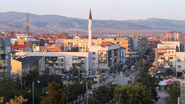 Shpërthen vetura në Gjilan — lëndohen 2 persona
