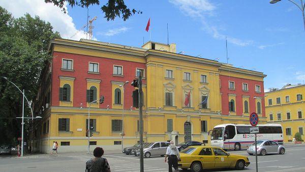 Shqipëria i shpall 'non grata' Valon Belën e Bekir Halimin për 10 vjet