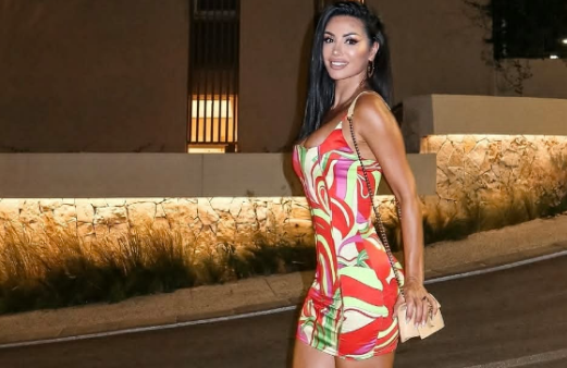 Soni Malaj shfaqet në top formë me veshje të shkurtër